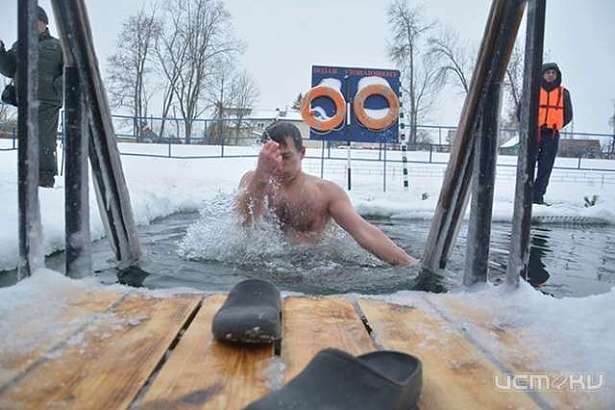 Православные верующие отмечают Крещение Господне 