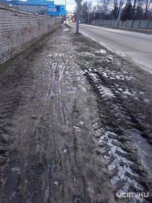 "Тротуар" на улице Лескова запечатлел орловчанин и прислал нам