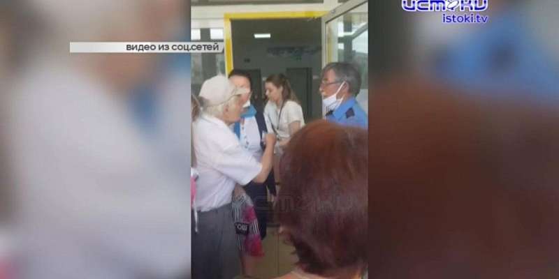 Орловчане столпились возле пенсионного фонда, а под Ливнами погибла вся рыба в водоеме