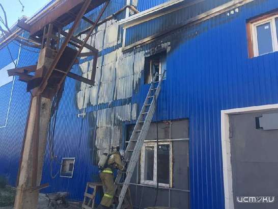 Во Мценске тушили пожар в ангаре