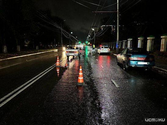 В Орле автомобиль сбил женщину, делающую фото ДТП, в которое она попала