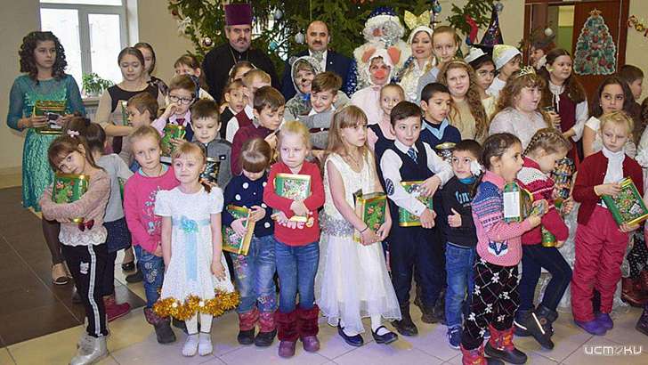 Орловская митрополия сделала подарки одарённым детям 