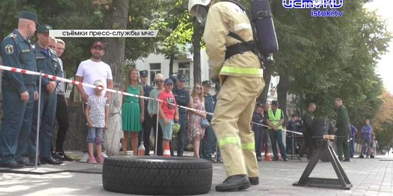 Пожарный кроссфит и флешмоб: спасатели устроили соревнования в центре Орла