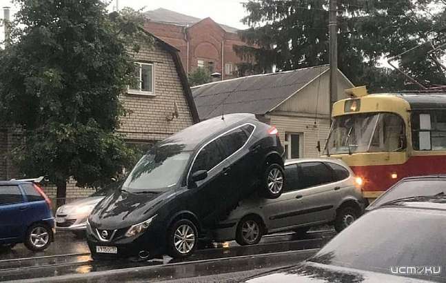 Удивительное рядом: в Орле легковушка «нырнула» под внедорожник