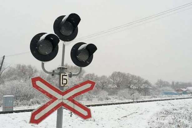 На переезде столкнулись поезд с автомобилем