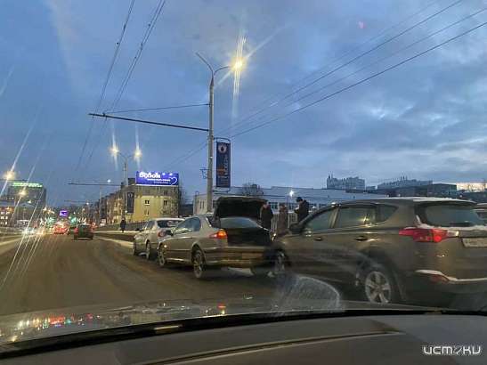 Из-за мелкого ДТП на Герценском мосту в Орле собирается пробка