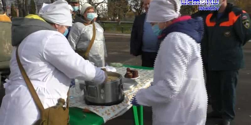 Из-за обрыва линий поселок Колпна и еще ряд населенных пунктов оказались без электричества. Виной-обвал деревьев, которые задели еще и газопровОд. К с...