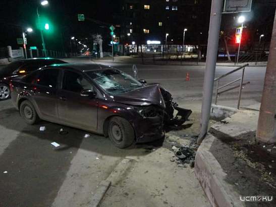 ДТП из-за помехи: в Орле машина врезалась в опору дорожного знака