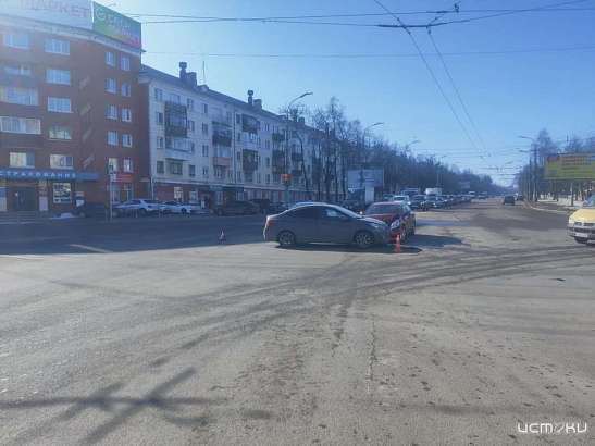 В Орле на ул. Комсомольской не разъехались две иномарки