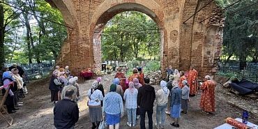 В Мценске почтили память блаженного Иоанна Коробочкина: в руинированном храме прошла Литургия в честь 180‑летия его кончины