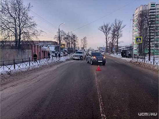 В Орле иномарка после столкновения с джипом вылетела на пешеходный переход и сбила женщину