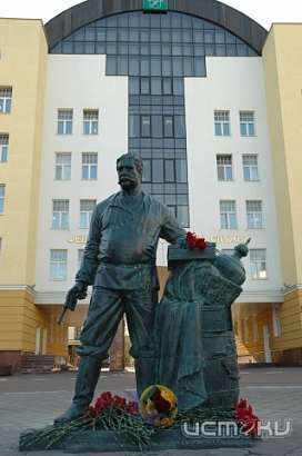 Таможенник ростом 2,35 метра