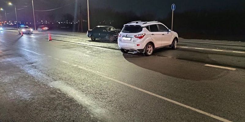 Неудачный разворот: под Орлом «Changan» въехал в «Приору». Пострадал ребенок