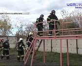 Тяжело в учении. Пожарные провели тренировку на так называемой огневой полосе психологической подготовки. Был и настоящий огонь, и полное обмундирован...