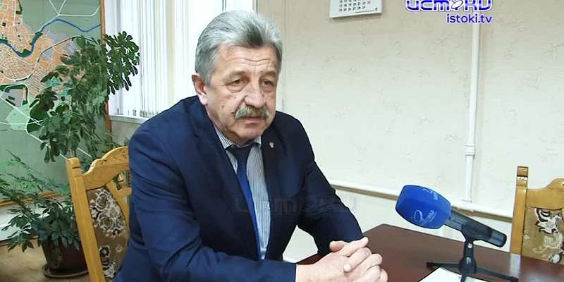 Теплится жизнь в одной квартире: орловская семья делит кров с бомжами в аварийном бараке