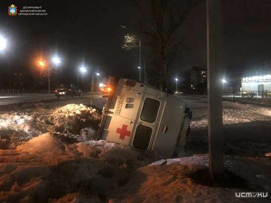 В Орле из-за скользкой дороги медики скорой помощи попали в ДТП
