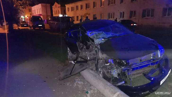 Ночью во Мценске «Мицубиси» снес бетонную опору ЛЭП