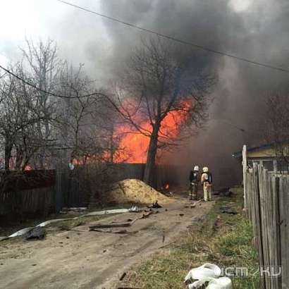 Из-за взрыва склада пиротехники горят сразу несколько домов