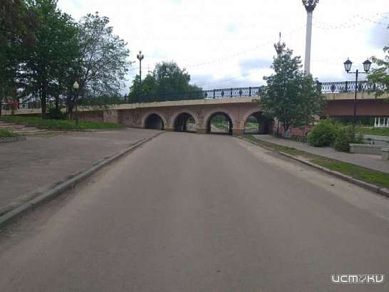 Орловчане просят установить знак ограничения высоты под «мостом глупости»