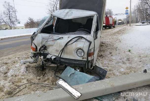В Троснянском районе 21-летний водитель въехал в опору освещения