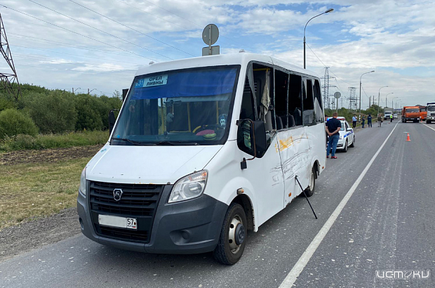 В Орле на ул. Итальянская столкнулись «КАМАЗ» и рейсовый автобус