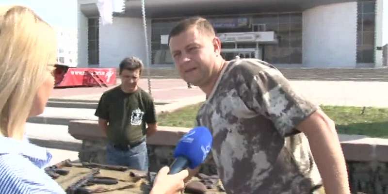 В центре Орла прошла выставка оружия и военной униформы