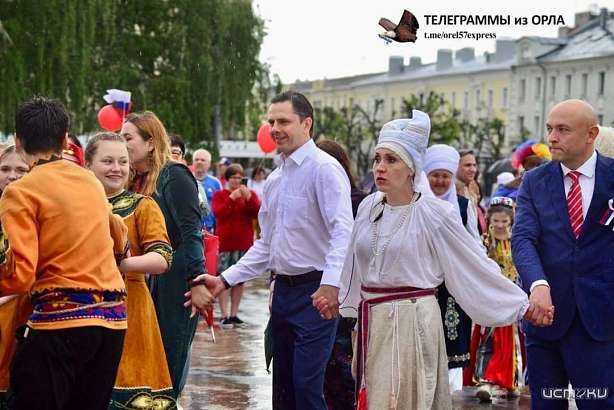 "По погоде одевайтесь" : Андрей Клычков призвал орловчан надевать сапоги и дождевики на праздничные гуляния