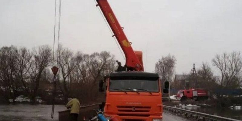 Мост в деревне Гать под угрозой: уровень воды достиг поверхности сооружения