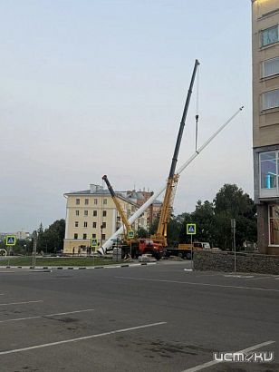 Сейчас возле здания администрации проходят финальные работы по установке флагштока