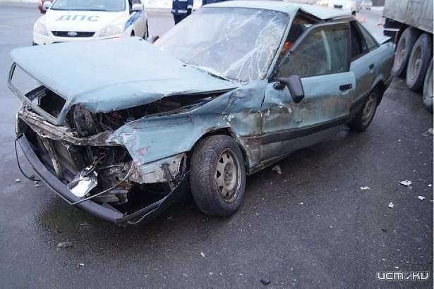 Легковушка и тягач с прицепом столкнулись на орловской трассе