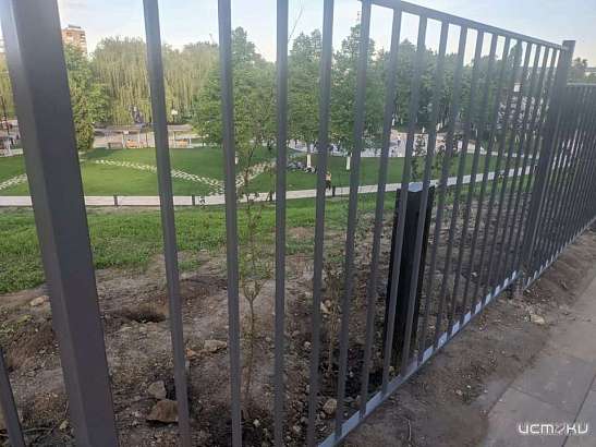 «Осталось натянуть колючую проволоку». Детский парк отгородили двухметровым стальным забором