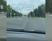 Видео: мотоциклист устроил каскадерское шоу на дорогах Орла