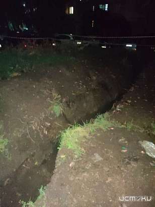 Во Мценске у пешеходной дорожки разрыли канаву и не огородили