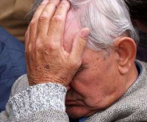 Две злоумышленницы украли из квартиры пенсионера 45 тысяч рублей и золотые украшения