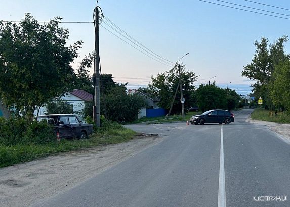 Во Мценске легковушка протаранила столб после удара иномарки