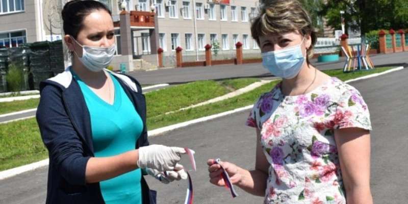 Триколор повсюду: в честь Дня России орловские волонтеры раздают ленточки