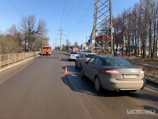 В Заводском районе Орла «Рено» въехал в попутный «Ниссан»