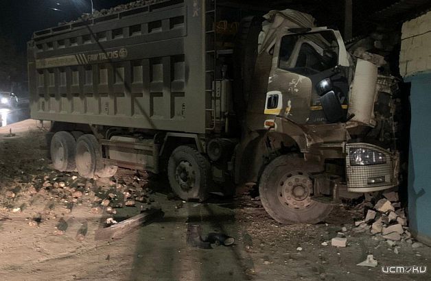 19-летний водитель грузовика, груженного щебнем, врезался в кирпичный гараж