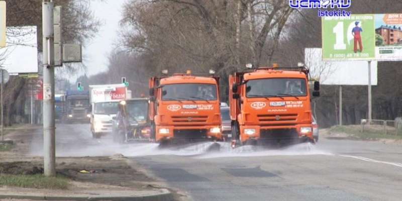 Улицы дезинфицируют, а жители бросились лечиться лимонами: новости очередного дня пандемии коронавируса