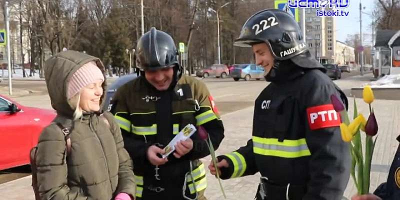 Вместо огнетушителей - радующие глаз, желтые и красные тюльпаны.