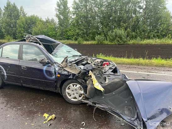 На Орловщине автомобиль столкнулся с трактором