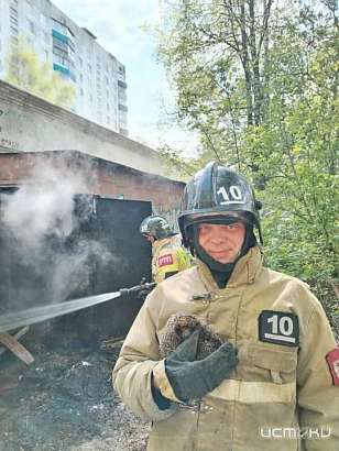 Во Мценске сотрудники МЧС в горящем мусоре нашли живого ёжика