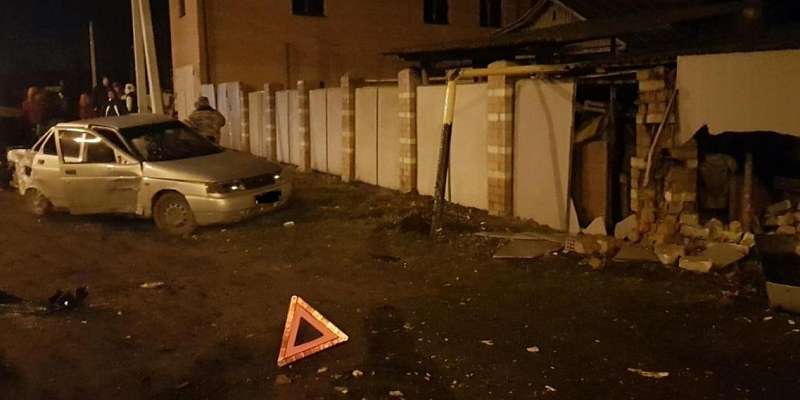На Орловщине молодой водитель «десятки» влетел в забор и газовую трубу