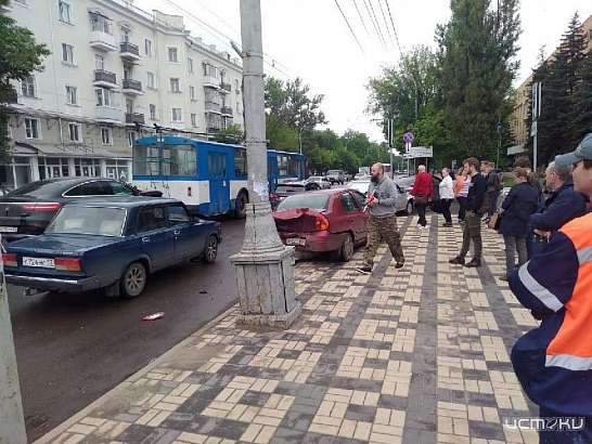 Массовое ДТП возле «Европы» в Орле: легковушка вылетела на остановку