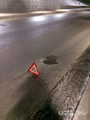 Орловские автомобилисты с трудом избегают опасной ловушки под мостом