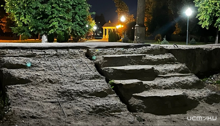 В Орле нашли разрушающуюся лестницу к любви