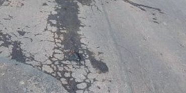 Ямы и отсутствие освещения: жители орловской деревни пожаловались на плохую дорогу