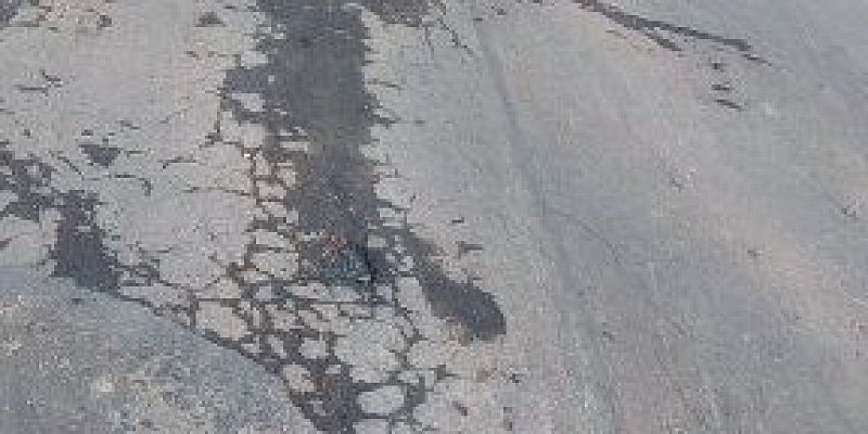 Ямы и отсутствие освещения: жители орловской деревни пожаловались на плохую дорогу