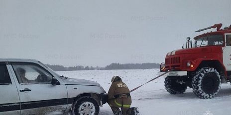 Беременная автоледи с двумя детьми застряла в поле