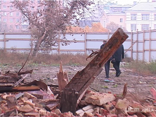 Фундамент здания на Гостиной, 1 разрыли, а разрешение спросить забыли 